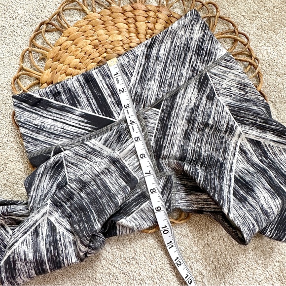 Lululemon Wunder Under Crop II Full-On Luon Heat Wave White Black Size 4 - Picture 10 of 13